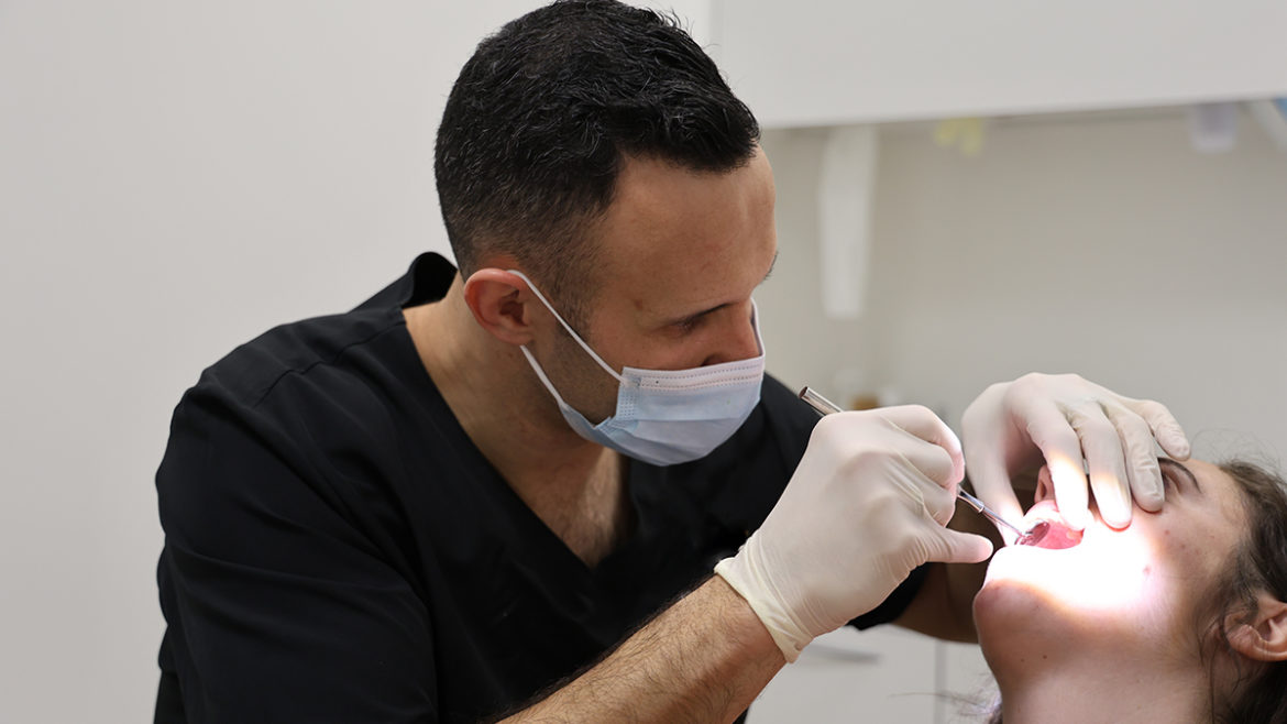 Revisión oral en nuestra clinica - implantes dentales con enfermedades de las encías - Zapico Dental