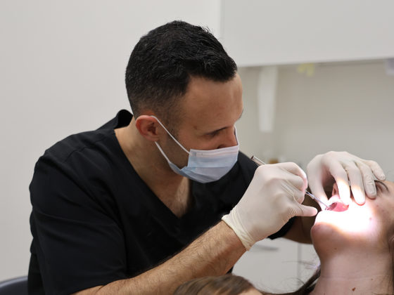 Revisión oral en nuestra clinica - implantes dentales con enfermedades de las encías - Zapico Dental